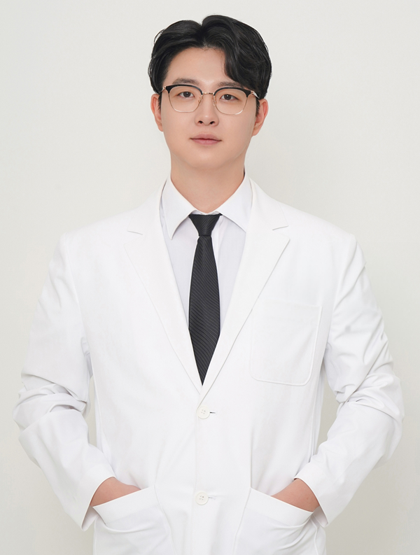임정빈 원장 - 베러미의원 홍대점 피부과 전문의